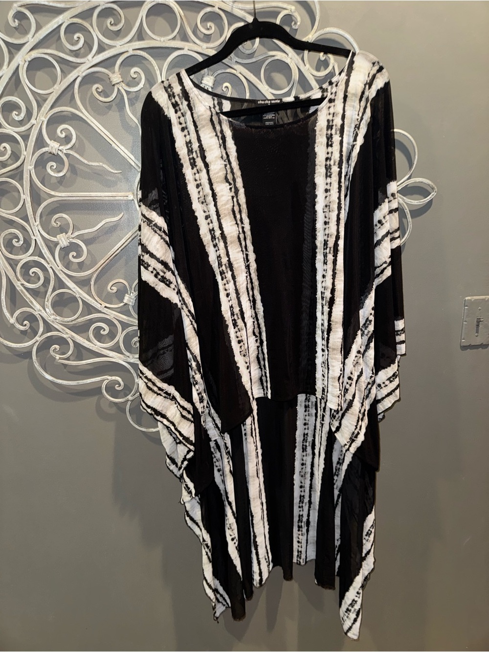 Women’s pretty sheer assymetrical black cream abstract top sz XL Cha Cha vente